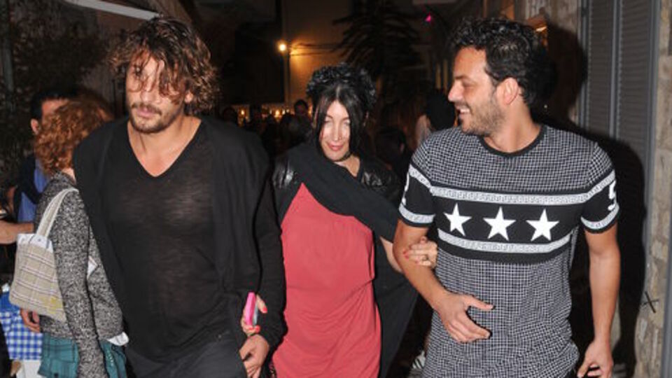 Kırmızılı kadın Hande