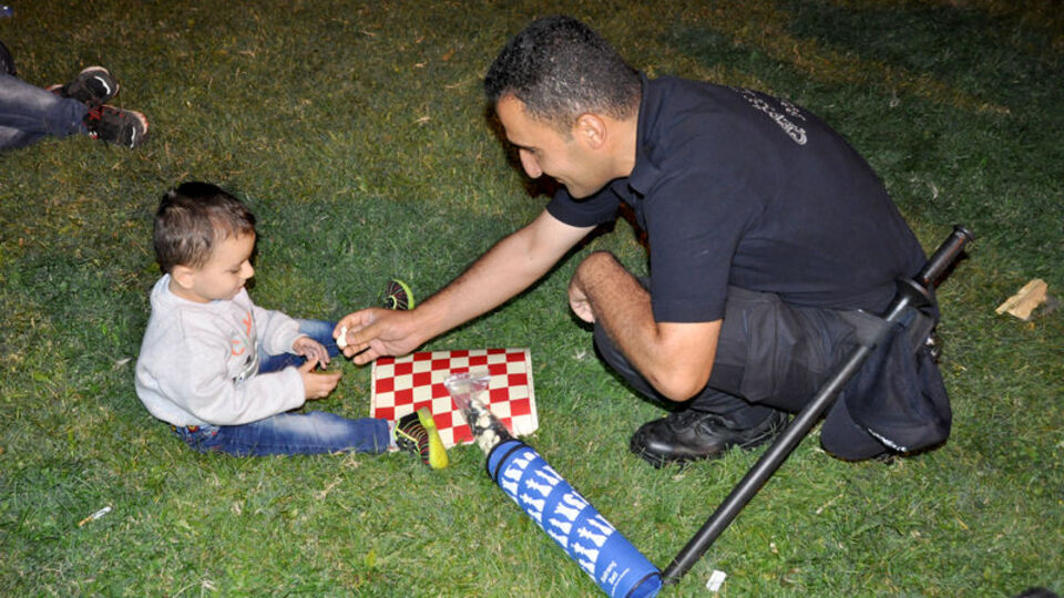 Polis ile Suriyeli çocuğun satranç mücadelesi