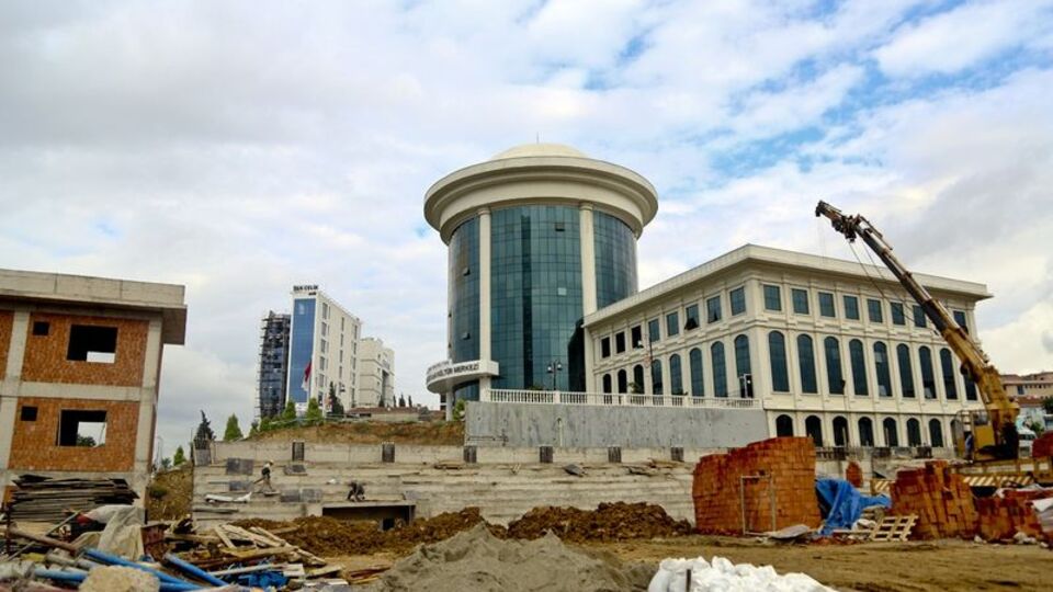 Gülsuyu stadı hızla yükseliyor