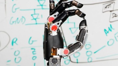 Dokunma hissi veren protez el