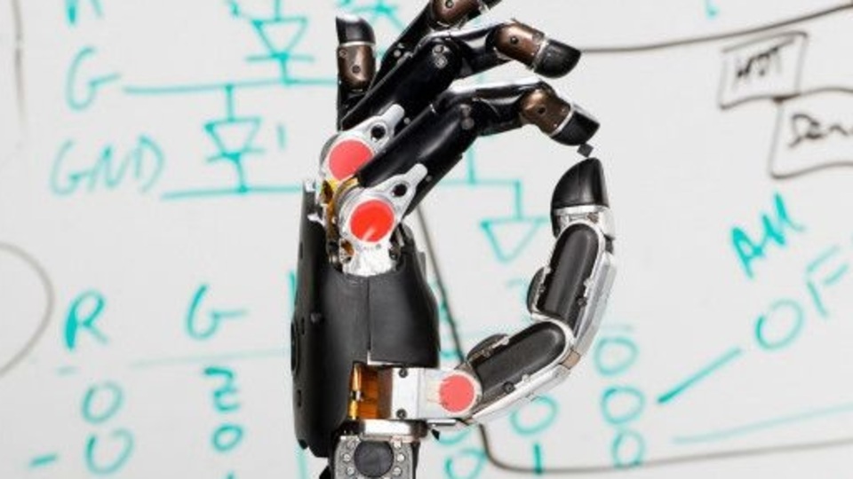 Dokunma hissi veren protez el