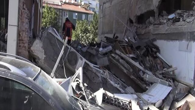 Üsküdar'da bina çöktü!