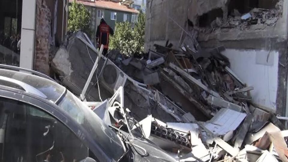 Üsküdar'da bina çöktü!
