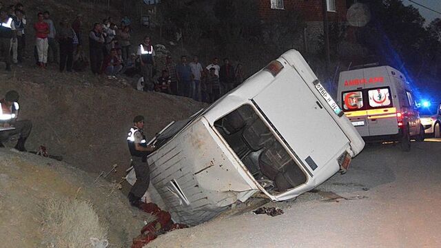 İşçileri taşıyan minibüs devrildi!