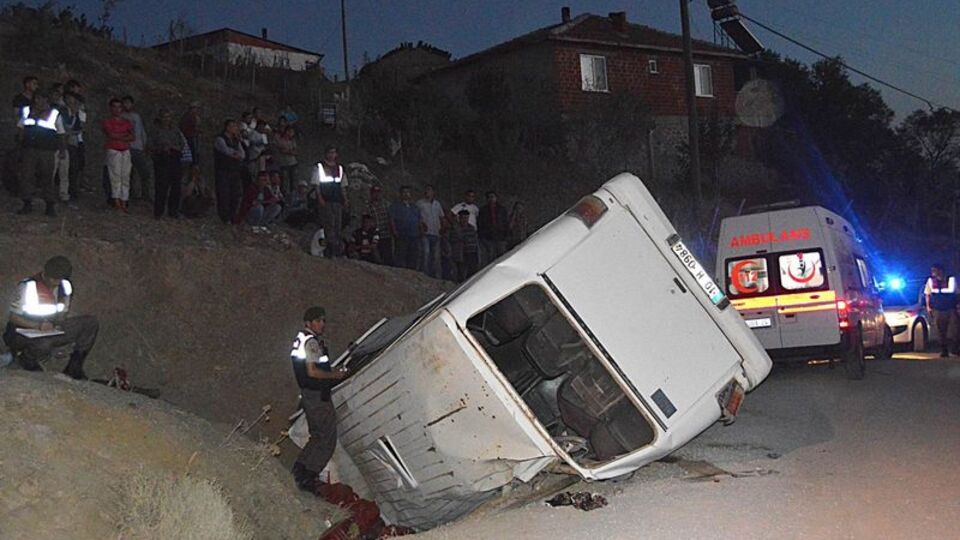 İşçileri taşıyan minibüs devrildi!