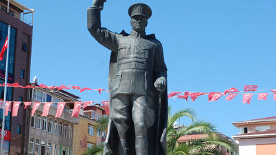 Rize'de Atatürk yerine çay bardağı heykeli tartışması