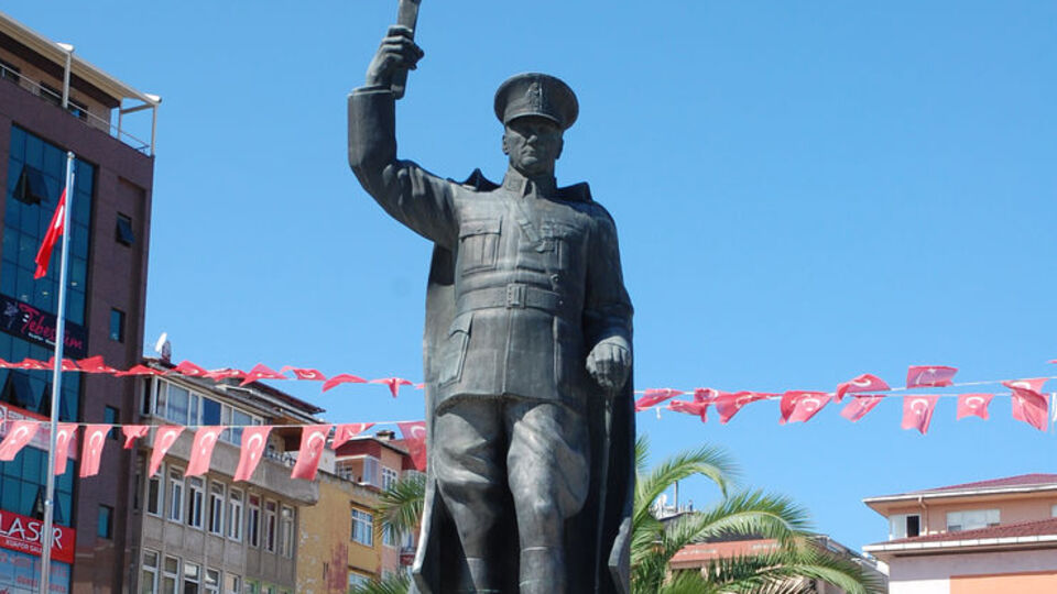 Rize'de Atatürk yerine çay bardağı heykeli tartışması