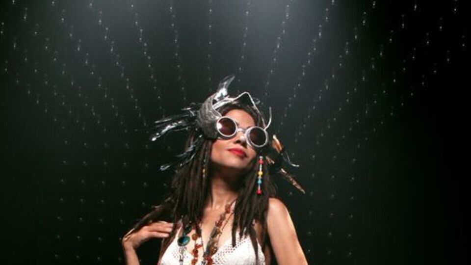 Aydilge'den renkli klip