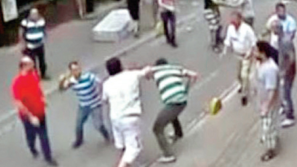 İrlandalı'ya 19 kişi saldırmış!