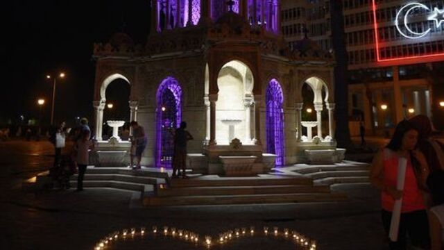 İzmir Saat Kulesi mor renge büründü