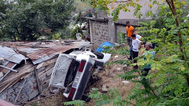 Andırın'da otomobil şarampole devrildi: 2 yaralı