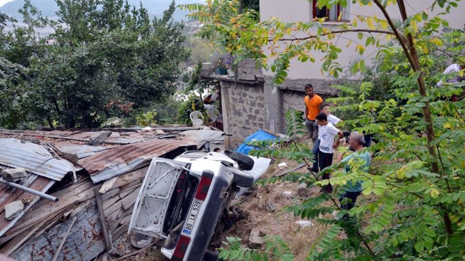 Andırın'da otomobil şarampole devrildi: 2 yaralı