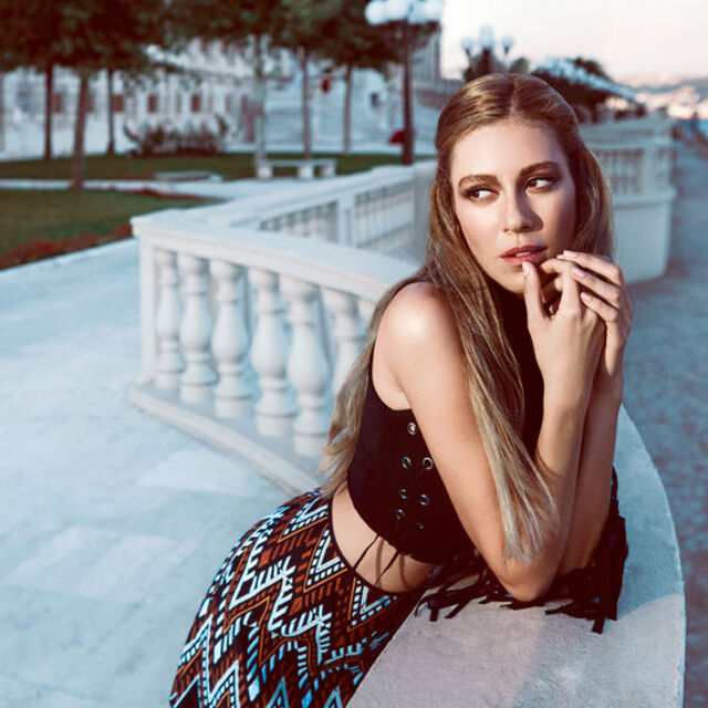 Sinem imzayı attı