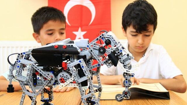 Kağıthaneli çocuklardan, renkleri ayırt eden robot