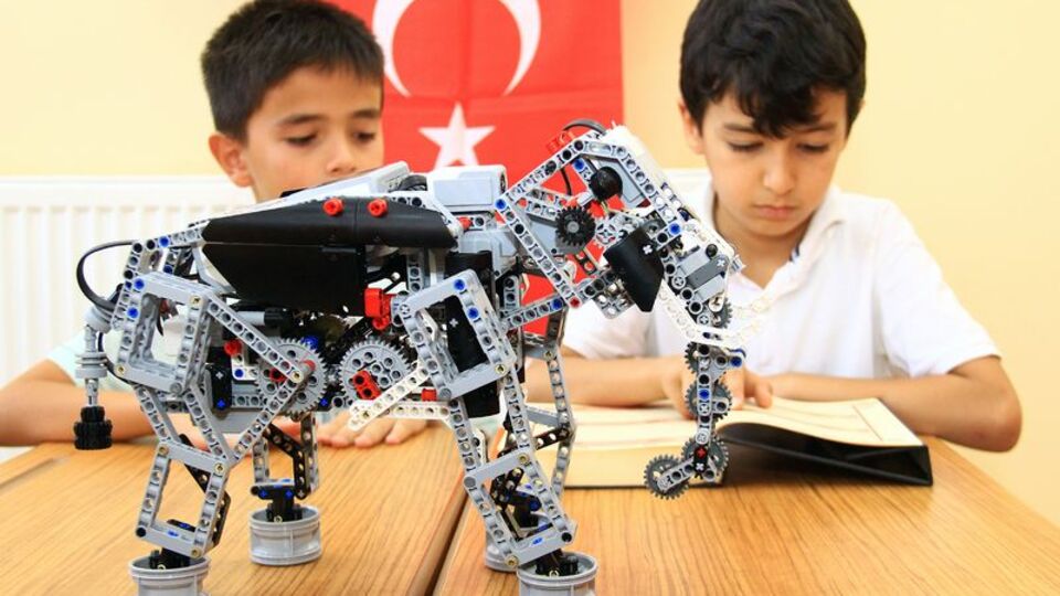 Kağıthaneli çocuklardan, renkleri ayırt eden robot