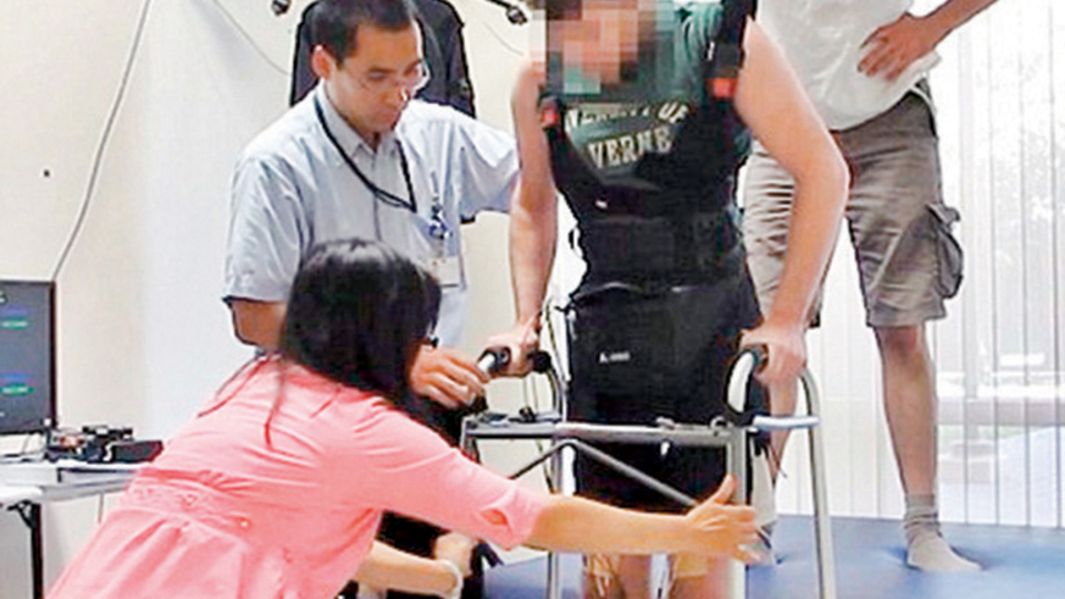 Felçli adam düşünceyle yürüdü!