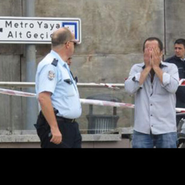 İstanbul'da bir otomobil metro durağına daldı: Ölü ve yaralılar var