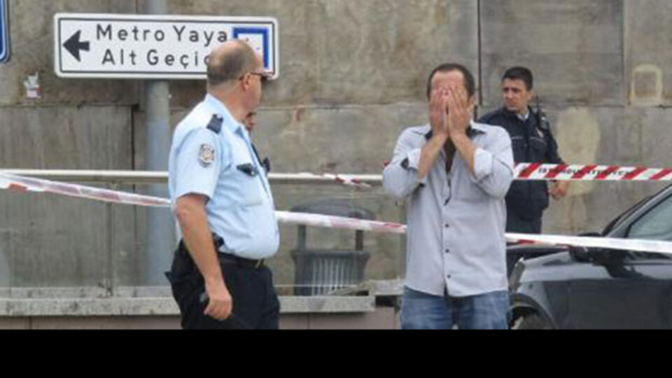 İstanbul'da bir otomobil metro durağına daldı: Ölü ve yaralılar var