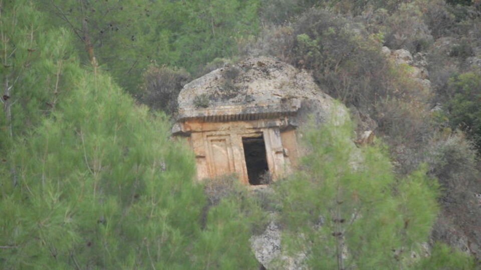 Depo haline gelen kaya mezarları temizlendi
