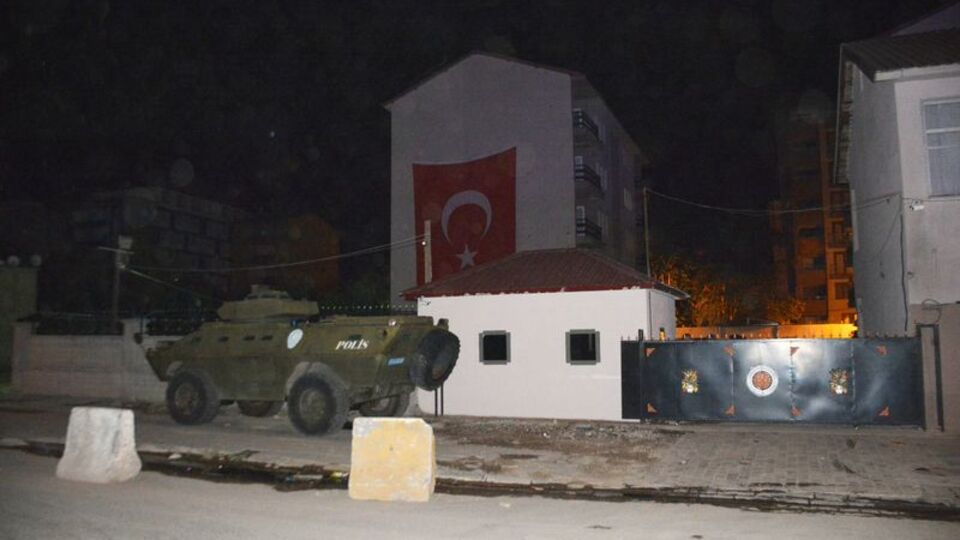 Polis lojmanlarına saldırı!