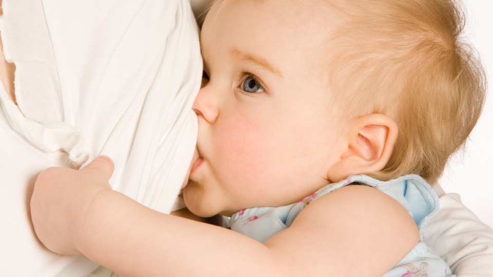 Emzirmenin hem bebeğe faydası var hem anneye...