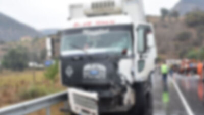 İşçileri taşıyan kamyonet ile kamyon çarpıştı: 2 ölü