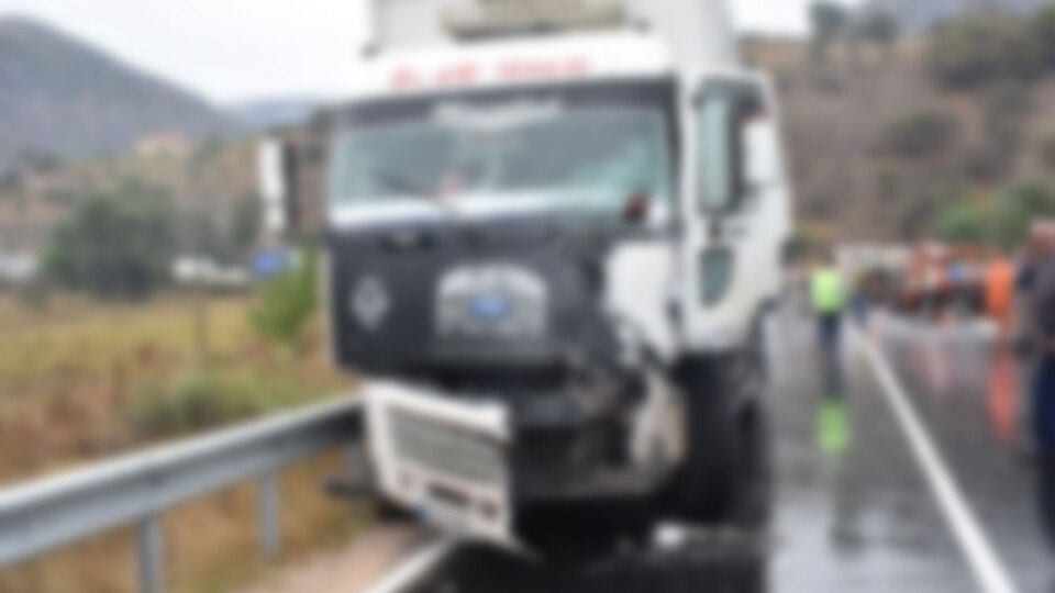 İşçileri taşıyan kamyonet ile kamyon çarpıştı: 2 ölü