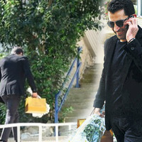 Ellerinde çiçekler...