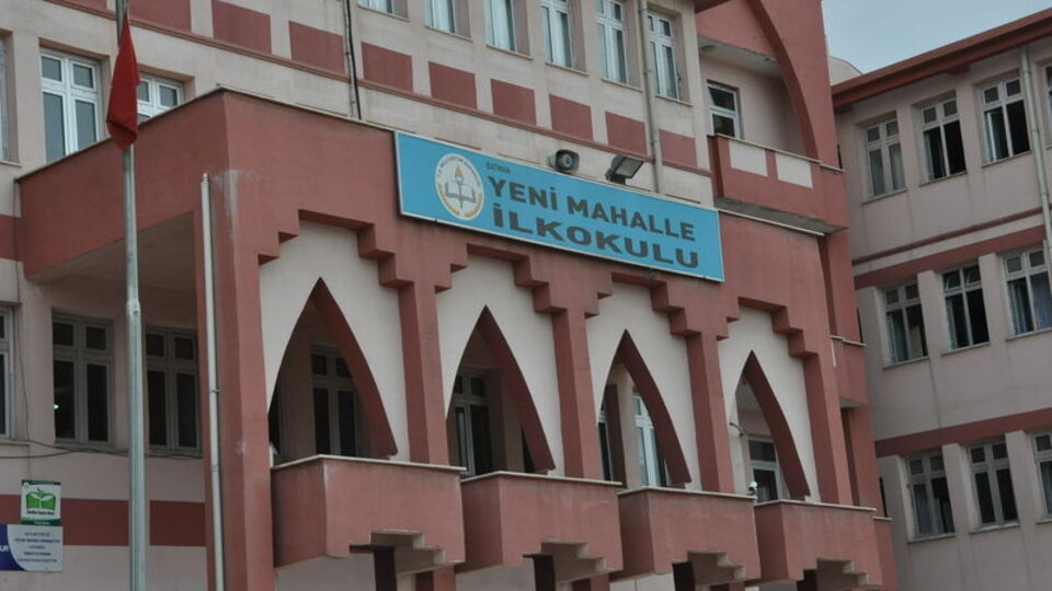 Kadın öğretmene öğrencilerin gözü önünde dayak