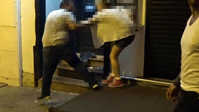 Genç kadını darp ediyordu bir anda her şey değişti!