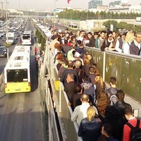 Metrobüs üst geçidinde insan seli
