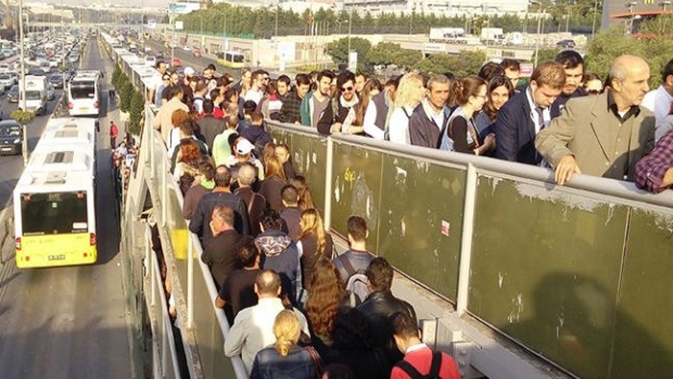 Metrobüs üst geçidinde insan seli