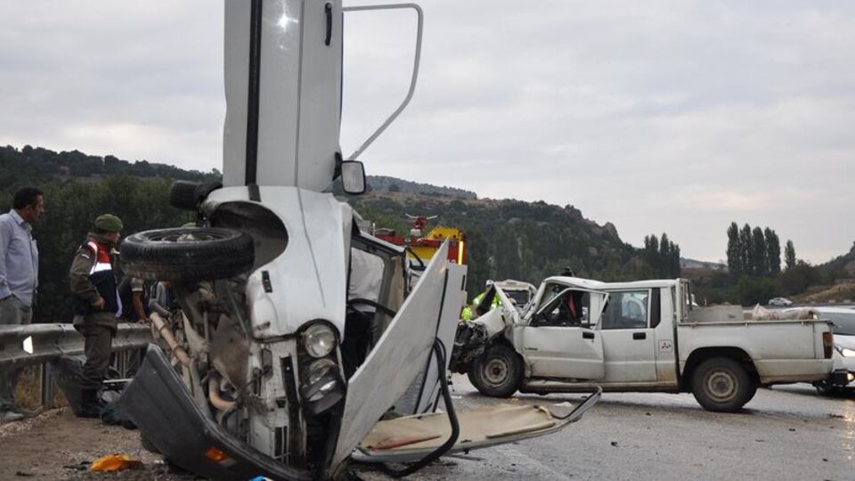 Isparta'da kamyonetle otomobil çarpıştı: 4 yaralı