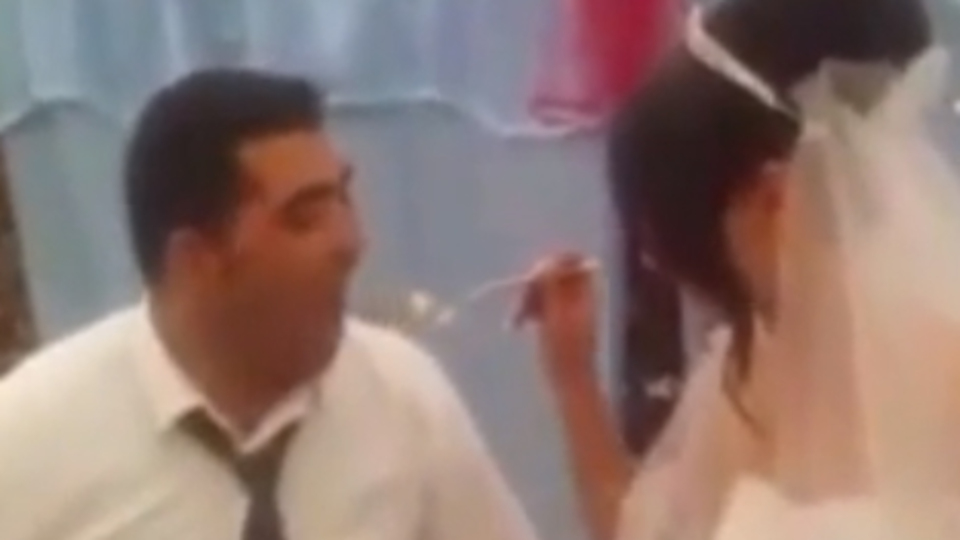 Gelin, damada pasta şakası yapınca...