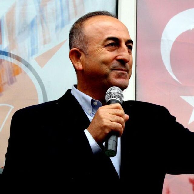 Çavuşoğlu'ndan, AK Parti'ye katılanlara rozet