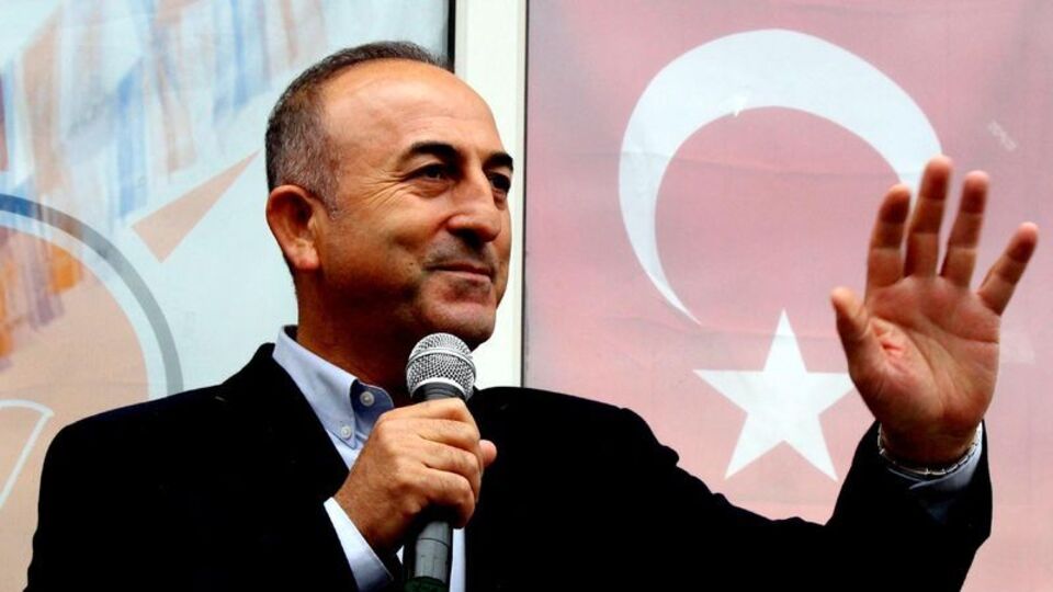 Çavuşoğlu'ndan, AK Parti'ye katılanlara rozet