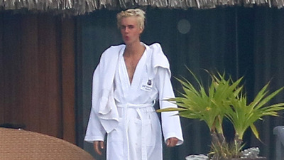 Ünlü şarkıcı çıplak yakalandı