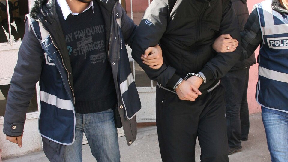 İzmir'de izinsiz gösteri