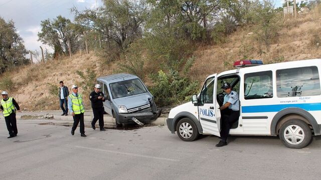 Niğde'de polis aracı ağaca çarptı: 2 yaralı