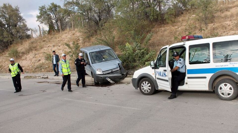 Niğde'de polis aracı ağaca çarptı: 2 yaralı
