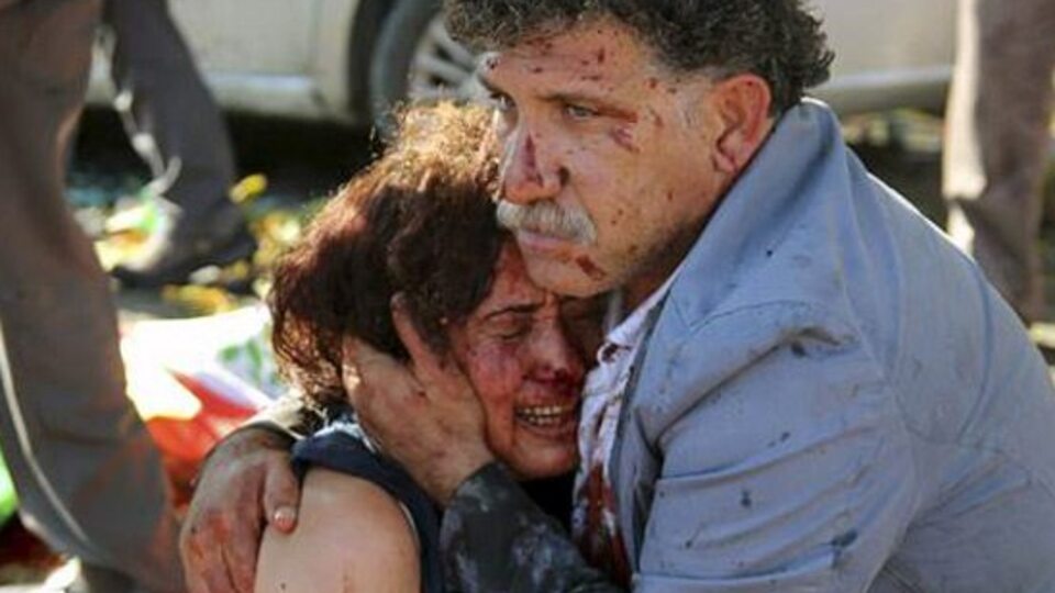 Sembol fotoğraftaki çiftin acısı büyük