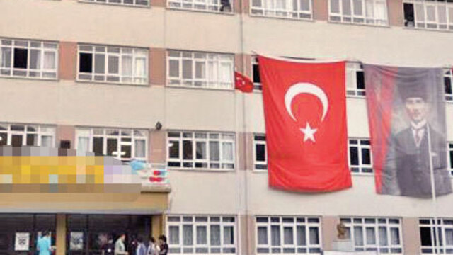 Çocukların kavgası için silahla okulu bastı