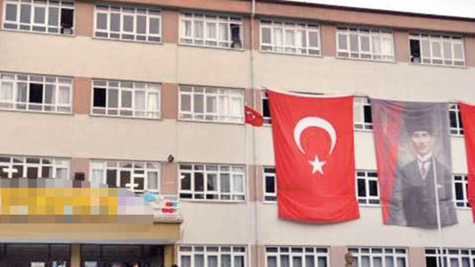 Çocukların kavgası için silahla okulu bastı