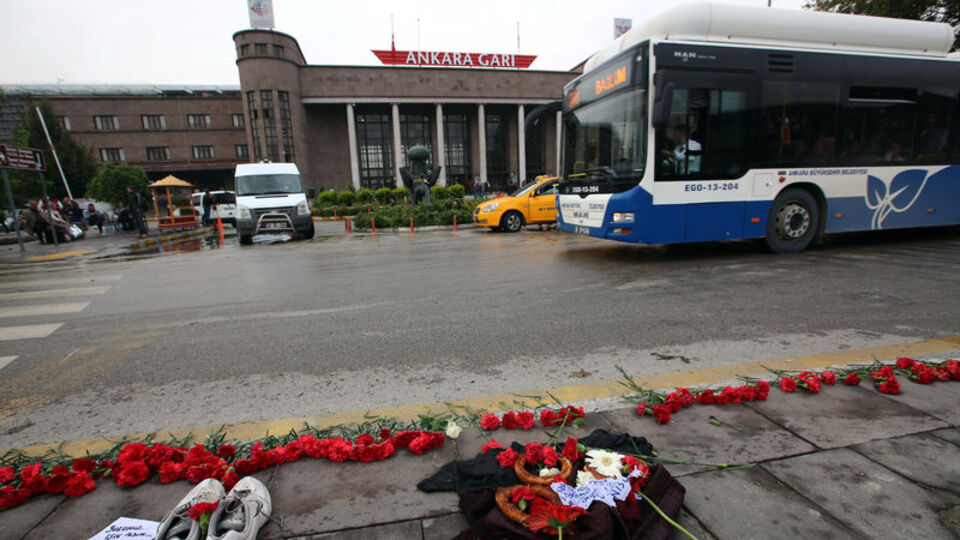 Terör saldırısında hayatını kaybedenler için karanfil bırakıldı