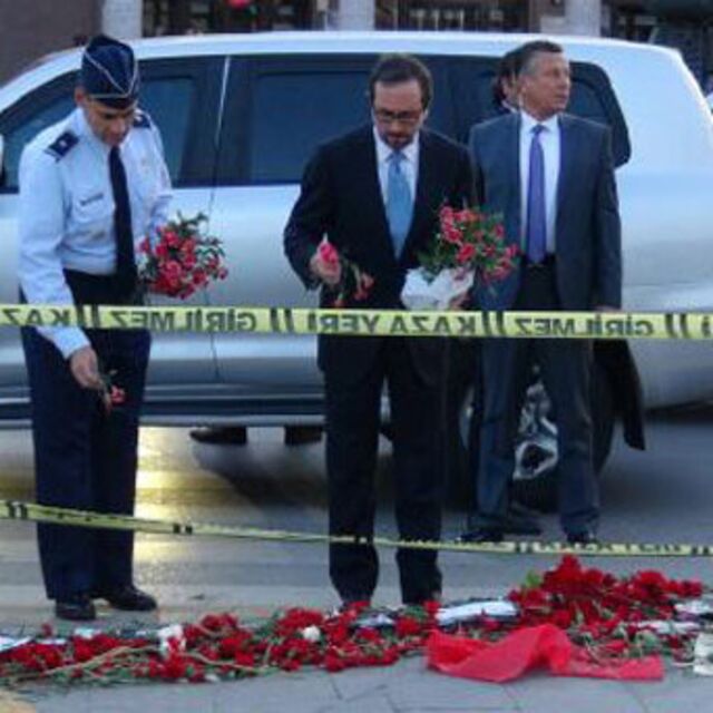 Patlamanın olduğu meydana karanfil bıraktı