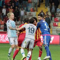 Maçın son anlarında saha karıştı