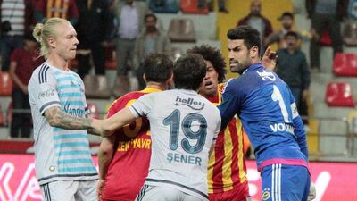 Maçın son anlarında saha karıştı