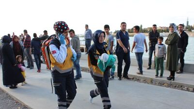 Göle düşen bebeği tekne görevlisi kurtardı!