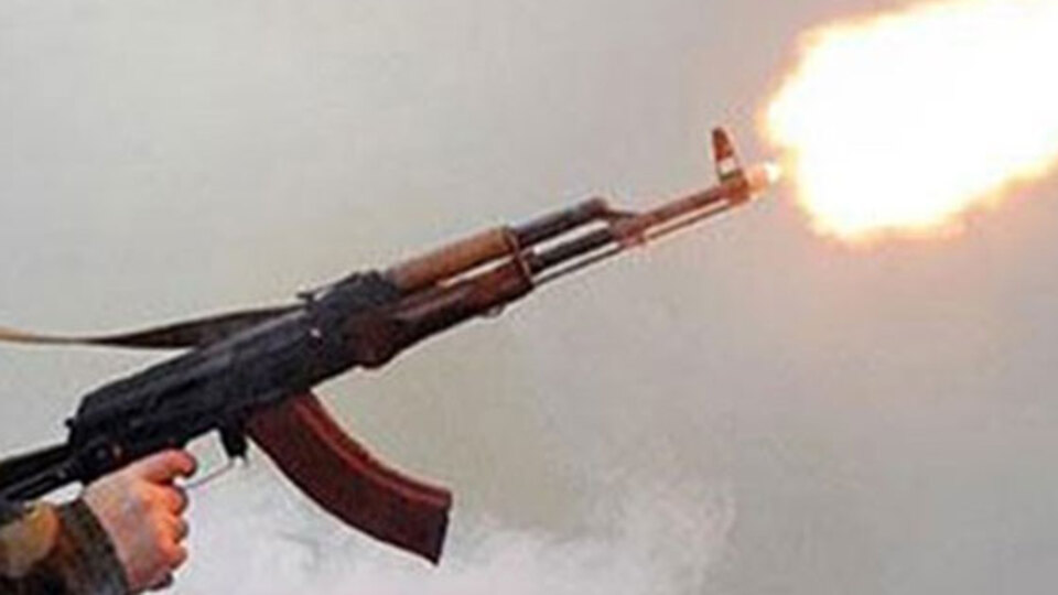 Bitlis'te araca uzun namlulu silahlarla saldırı!