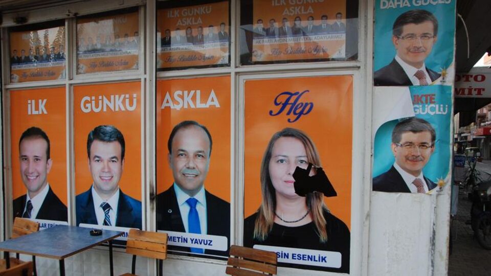 AK Parti seçim bürosuna taşlı saldırı